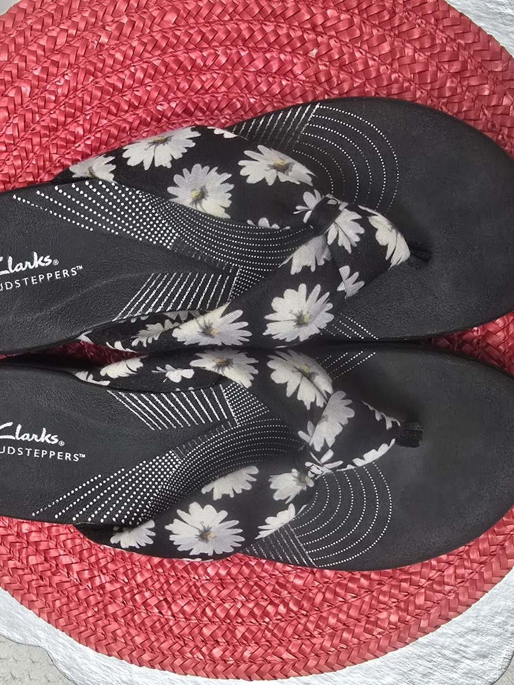 Clarks Cloudsteppers Black Floral Daisy Women's Thong Sandals